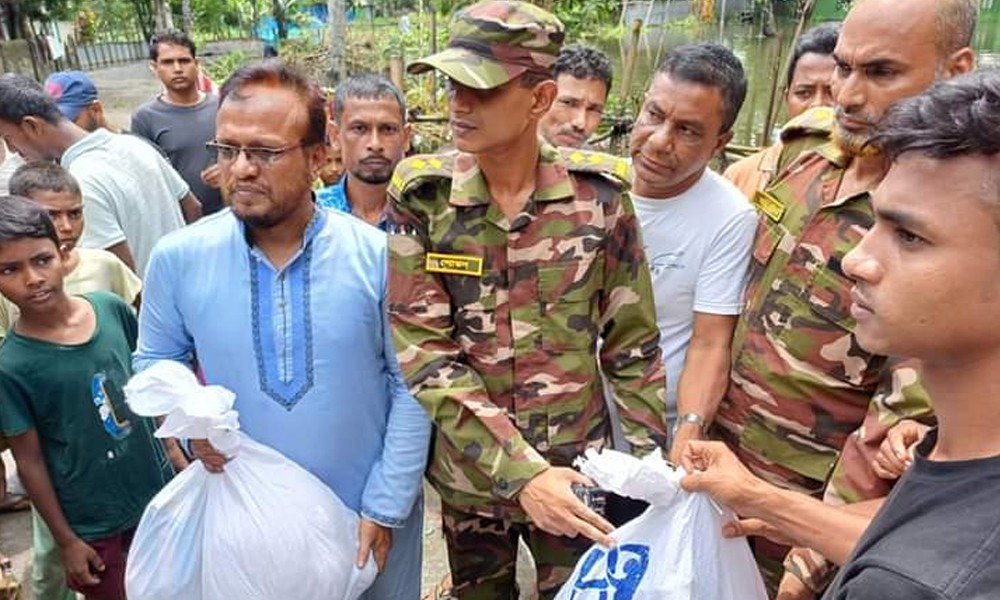 কুমিল্লায় বন্যার্ত ৫২০ পরিবারকে খাদ্য সহায়তা প্রদান করল সেনাবাহিনী