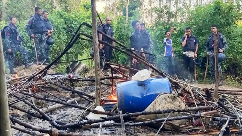 মহেশখালীতে নৌবাহিনীর অভিযান, মদ তৈরির কারখানা ধ্বংস