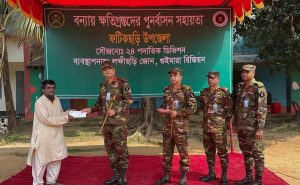ফটিকছড়িতে বন্যায় ক্ষতিগ্রস্তদের পুনর্বাসনে সহায়তা নিয়ে পাশে দাঁড়াল সেনাবাহিনী