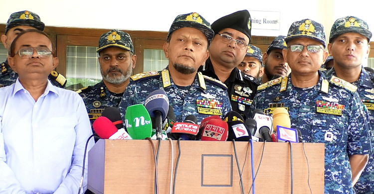 ভোলায় নৌবাহিনীর প্রধান রিয়ার অ্যাডমিরাল মোহাম্মদ নাজমুল হাসান বলেছেন, সশস্ত্র সেনা, নৌ ও বিমান বাহিনী সবসময় জনগণের পাশে ছিল, আছে এবং ভবিষ্যতেও থাকবে। বর্তমানে যৌথ বাহিনীর কার্যক্রমে অবৈধ অস্ত্র উদ্ধারসহ আইনশৃঙ্খলা রক্ষার বিভিন্ন কজে অভিযান পরিচালনা করা হচ্ছে। যৌথ অভিযানে নৌবাহিনী সহযোগিতা করছে। যতদিন পর্যন্ত যৌথ বাহিনীর অভিযান প্রয়োজন হবে সরকারি নির্দেশ মোতাবেক ততোদিনই সহযোগিতা করা হবে। সোমবার (৯ সেপ্টেম্বর) সকালে ভোলা সার্কিট হাউজে জেলা প্রশাসন ও আইনশৃঙ্খলা রক্ষাকারী বাহিনীর সদস্যদের সঙ্গে মতবিনিময় শেষে সাংবাদিকদের তিনি এসব কথা বলেন। বিজ্ঞাপন Jagonews24 Google News Channelজাগোনিউজের খবর পেতে ফলো করুন আমাদের গুগল নিউজ চ্যানেল। তিনি আরও বলেন, সারাদেশের আইনশৃঙ্খলা রক্ষায় গণমাধ্যমসহ সকল জনগণের সহযোগিতা প্রয়োজন। ভোলা জেলায় প্রায় ১৫০ কিলোমিটারের মতো জলপথ রয়েছে। সেই জলপথ পাহারা দেওয়ার জন্য পুলিশ ও কোস্টগার্ড কাজ করছে। বর্তমানে আমাদের নৌবাহিনীর সদস্যরাও কাজ করছে। প্রয়োজনে আমাদের সদস্য সংখ্যা বৃদ্ধি করা হবে। নৌপথগুলোতে চাঁদাবাজি, সহিংসতা বন্ধের পাশাপাশি জনগণের নিরাপত্তা নিশ্চিত করা হবে।