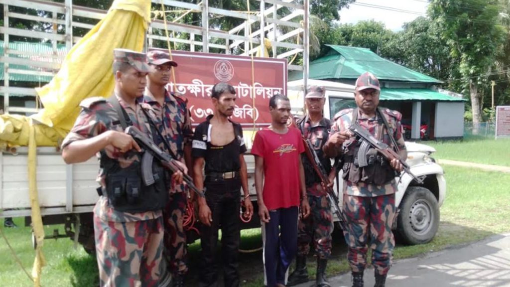 বেপরোয়া গাড়ি চালিয়ে চেকপোস্টের গেট ভেঙে বাংলাদেশে ঢুকে পড়া ২ ভারতীয় আটক