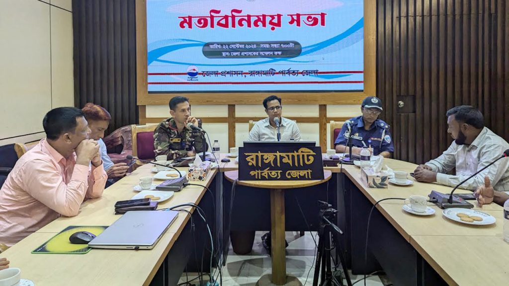 উপজাতি সন্ত্রাসী কর্তৃক গাড়ি ভাংচুর: রাঙামাটিতে পরিবহন ধর্মঘট প্রত্যাহার