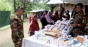 খাগড়াছড়ির মহালছড়িতে বন্যাকবলিত মানুষের মাঝে সেনাবাহিনীর চিকিৎসা সেবা প্রদান