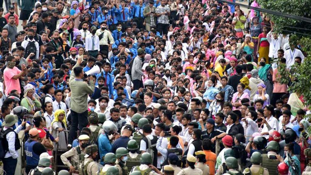 মিয়ানমার থেকে মণিপুরে ঢুকেছে ৯০০ কুকি জঙ্গি, উচ্চ সতর্কাবস্থা জারি