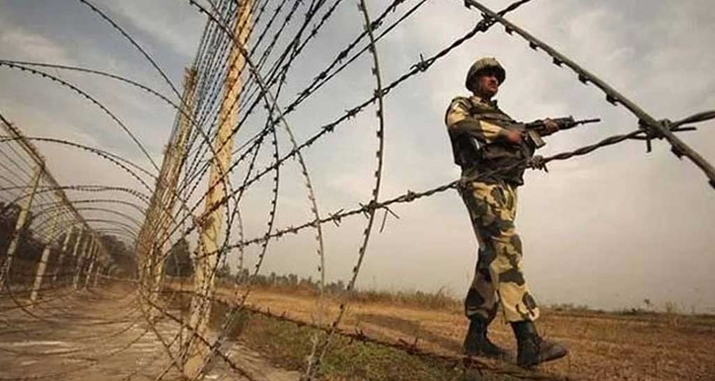 ভারত-বাংলাদেশ সুসম্পর্কের পথে সীমান্তে হত্যা বড় বাধা বলে মন্তব্য করেছেন পররাষ্ট্র উপদেষ্টা মো. তৌহিদ হোসেন। সোমবার (৯ সেপ্টেম্বর) পররাষ্ট্র মন্ত্রণালয়ে এক ব্রিফিংয়ে সাংবাদিকদের প্রশ্নের জবাবে তিনি এ মন্তব্য করেন। পররাষ্ট্র উপদেষ্টা বলেন, ভারত-বাংলাদেশ সুসম্পর্কের পথে বড় বাধা সীমান্ত হত্যা। এটি দ্বিপাক্ষিক সম্পর্ক ভালো করার অন্তরায়। প্রসঙ্গত, সবশেষ সোমবার ঠাকুরগাঁওয়ের বালিয়াডাঙ্গী সীমান্তে জয়ন্ত কুমার সিংহ (১৫) নামের এক কিশোর বিএসএফের গুলিতে নিহত হয়। এসময় ওই কিশোরের বাবা মহাদেব সিংহসহ আরেকজন আহত হন। গত ১ সেপ্টেম্বর মৌলভীবাজারের জুড়ী উপজেলার শরীফপুর ইউনিয়নের লালারচক সীমান্তে স্বর্ণা দাস নামে আরেক কিশোরী নিহত হন। এ ঘটনার পর পররাষ্ট্র মন্ত্রণালয় গত ৫ সেপ্টেম্বর পররাষ্ট্র মন্ত্রণালয় ভারত সরকারের কাছে আনুষ্ঠানিকভাবে কড়া প্রতিবাদ ও নিন্দা জানায়। উল্লেখ্য, সীমান্তে হত্যা বন্ধে দীর্ঘদিন ধরেই ভারতকে উদ্বেগের কথা জানিয়ে আসছে বাংলাদেশ। তারপরেও বন্ধ হচ্ছে না এই হত্যাকাণ্ড।