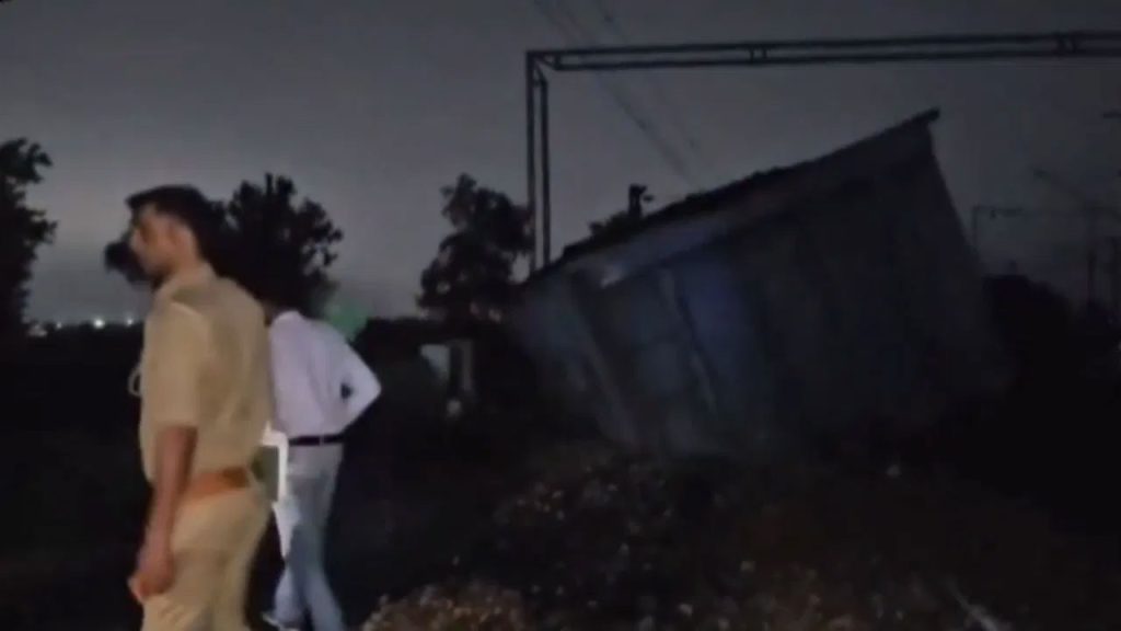 ভারতে বড় ধরনের ট্রেন দুর্ঘটনা, গভীর রাতে লাইনচ্যুত ২০টি ওয়াগন