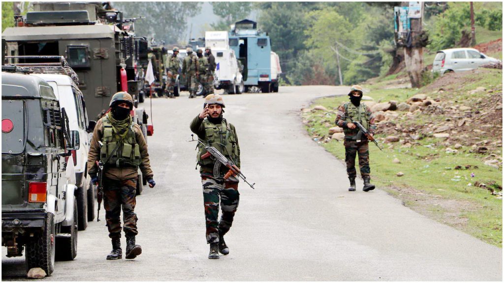 কাশ্মিরে নিরাপত্তা বাহিনীর সাথে বন্দুকযুদ্ধে নিহত অন্তত ৩