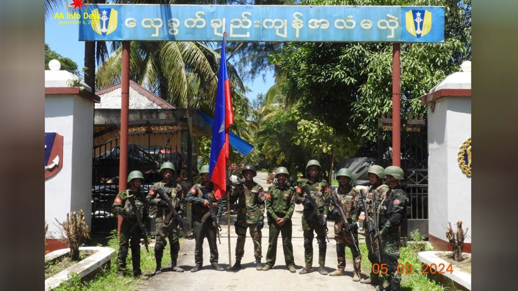 মিয়ানমারের পশ্চিমাঞ্চলীয় প্রদেশ রাখাইনের একটি নৌ ঘাঁটি দখলে নিয়েছে দেশটির রাখাইনভিত্তিক জান্তাবিরোধী সশস্ত্র গোষ্ঠী আরাকান আর্মি (এএ)। এক মাসের তীব্র লড়াইয়ের পর গত সপ্তাহে তারা ওই ঘাঁটিটি দখলে নেয়। শনিবার (৭ সেপ্টেম্বর) এক প্রতিবেদনে এই তথ্য জানিয়েছে সংবাদমাধ্যম দ্য ইরাবতী। জাতিগত আরাকান আর্মি (এএ) বলেছে, তারা এক মাসের তীব্র লড়াইয়ের পর বৃহস্পতিবার দক্ষিণাঞ্চলীয় রাখাইন প্রদেশের থান্ডওয়ে শহরের এনগাপালি বিচের পর্যটন কেন্দ্রের কাছে অবস্থিত জান্তার নেভি সিল প্রশিক্ষণ কেন্দ্রটি দখল করেছে। দ্য ইরাবতী বলছে, জান্তার শক্ত এই ঘাঁটিটি আনুষ্ঠানিকভাবে সেন্ট্রাল নেভাল ডাইভিং অ্যান্ড স্যালভেজ ডিপো (সিএনডিএসডি) নামে পরিচিত। জান্তা-বিরোধী প্রতিরোধ বাহিনীর দখল করা দেশটির নৌবাহিনীর প্রথম কোনও সদর দপ্তর এটি। মিয়ানমারের জান্তাপ্রধান জেনারেল মিন অং হ্লাইং গত বছরের জানুয়ারিতে মং শোয়ে লে গ্রামে অবস্থিত সিএনডিএসডি পরিদর্শনের সময় জেনারেল স্টাফ, নৌ ও বিমান বাহিনীর প্রধানদের নেতৃত্ব দিয়েছিলেন। আরাকান আর্মি বলছে, নৌবাহিনীর শক্ত এই ঘাঁটিটি দখলের জন্য তারা গত ৭ আগস্ট তাদের অভিযান শুরু করে। অভিযানের শুরুতে তারা কাছাকাছি গ্রামে ঘাঁটি রক্ষাকারী সামরিক পোস্টগুলোতে আক্রমণ করেছিল। মূলত প্রশিক্ষণ সদর দপ্তরটি রক্ষার জন্য সংঘাতপীড়িত অন্যান্য স্থান থেকে সৈন্যদের এখানে আনাসহ ১২০০ জনেরও বেশি সেনা মোতায়েন করেছিল জান্তা। মোতায়েনকৃত এসব সেনার মধ্যে নৌ প্রশিক্ষণার্থীরাও ছিলেন। আরাকান আর্মি বলেছে, নৌবাহিনীর জাহাজ এবং বিমান ব্যবহার করে ঘাঁটির চারপাশে আরাকান আর্মির সৈন্যদের ওপর বোমাবর্ষণও করেছিল জান্তা। এরপর গত শুক্রবার আরাকান আর্মি দাবি করে, তাদের বাহিনী ৪০০ জনেরও বেশি সরকারি সৈন্যকে হত্যা করেছে এবং ঘাঁটিটি থেকে প্রচুর পরিমাণে অস্ত্র ও গোলাবারুদ জব্দ করেছে। নৌবাহিনীর জাহাজগুলো মৃত ও আহত জান্তা সৈন্যদের উদ্ধার করে এবং তাদের আইয়েরওয়াদি অঞ্চল এবং রাখাইনের রাজধানী সিট্যুয়েতে নিয়ে যায় বলে জানা গেছে। তবে সংঘর্ষের জায়গায় রেখে যাওয়া সরকারি সেনাদের মৃতদেহ কবর দেয় আরাকান আর্মির সৈন্যরা। এছাড়া থান্ডওয়ে ট্রেনিং সেন্টার হারানোর পর সিট্যুয়ের জান্তা ঘাঁটিগুলো থেকে কাছাকাছি পাউকতাও শহরে আরাকান আর্মির নিয়ন্ত্রণাধীন বেসামরিক এলাকায় গোলাবর্ষণ করা হচ্ছে। এতে করে সেখানকার ঘরবাড়ি ক্ষতিগ্রস্ত হয়েছে বলে জাতিগত এই সেনাবাহিনী জানিয়েছে। এছাড়া উত্তর রাখাইনে বাংলাদেশ সীমান্তের কাছে মংডু শহর দখল করার জন্য সপ্তাহব্যাপী আক্রমণে জান্তা বাহিনীর সাথে সংঘর্ষ অব্যাহত রেখেছে আরাকান আর্মি। প্রসঙ্গত, ২০২১ সালের ফেব্রুয়ারিতে অভ্যুত্থানের মাধ্যমে মিয়ানমারের গণতন্ত্রপন্থি নেত্রী অং সান সুচির নেতৃত্বাধীন সরকারকে হটিয়ে ক্ষমতা দখল করে সেনাবাহিনী। সেনাপ্রধান জেনারেল মিন অং হ্লেইং এই অভ্যুত্থানের নেতৃত্ব দেন। মিয়ানমারের বর্তমান সামরিক সরকারের প্রধানও তিনি। জান্তার ক্ষমতা দখলের পরপরই বিক্ষোভ শুরু হয় মিয়ানমারে। ২০২২ সালের মাঝামাঝি থেকে সেই বিক্ষোভের নেতৃত্বে আসে জান্তাবিরোধী বিভিন্ন সশস্ত্র রাজনৈতিক গোষ্ঠী। ২০২৩ সালে নভেম্বর থেকে দেশের বিভিন্ন এলাকায় জান্তার বিরুদ্ধে জোটবদ্ধভাবে যুদ্ধে নামে গোষ্ঠীগুলো। সেই যুদ্ধ এখনও চলছে এবং ইতোমধ্যে দেশের বড় এলাকার নিয়ন্ত্রণ হারিয়েছে জান্তা।