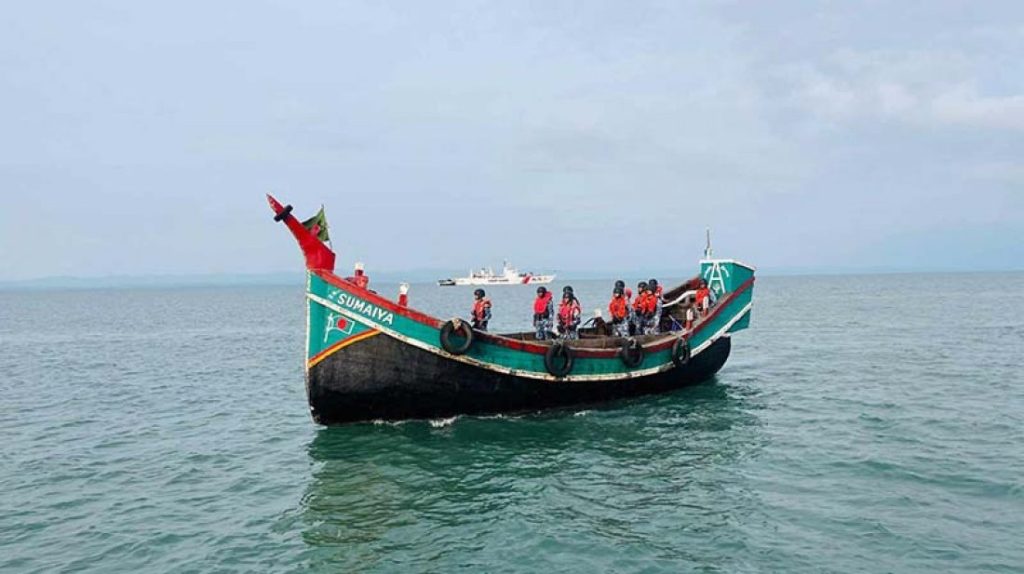 সেন্টমার্টিনে যাত্রীবাহী ট্রলারে মিয়ানমার থেকে গুলি বর্ষণ