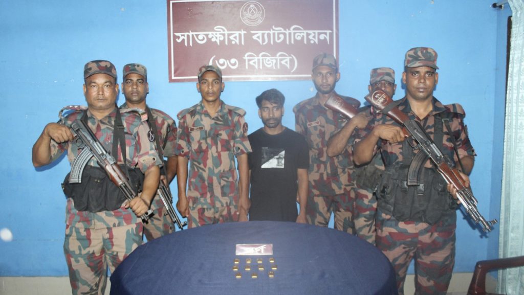 সাতক্ষীরা সীমান্তে বিজিবির অভিযানে দেড় কো‌টি টাকার স্বর্ণসহ চোরাকারবারি আটক