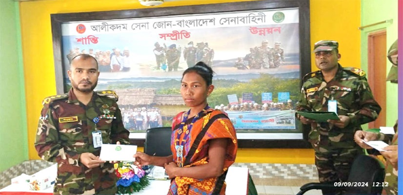 বান্দরবানের বিভিন্ন ব্যক্তি ও প্রতিষ্ঠানে আর্থিক অনুদান প্রদান করল সেনাবাহিনী