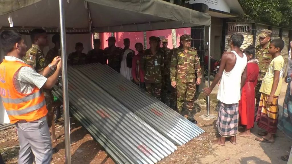 লক্ষ্মীপুরে বন্যায় ক্ষতিগ্রস্তদের পুনর্বাসনে ঢেউটিন ও নগদ অর্থ সহায়তা দিল সেনাবাহিনী