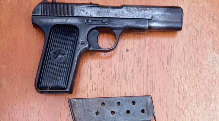 আড়াইহাজারে সেনা অভিযানে লুট হওয়া অস্ত্র-গুলি উদ্ধার