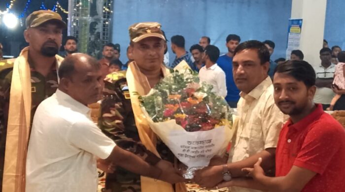 গুইমারায় পূজামন্ডপ পরিদর্শন শেষে লক্ষ টাকা অনুদান সেনাবাহিনীর