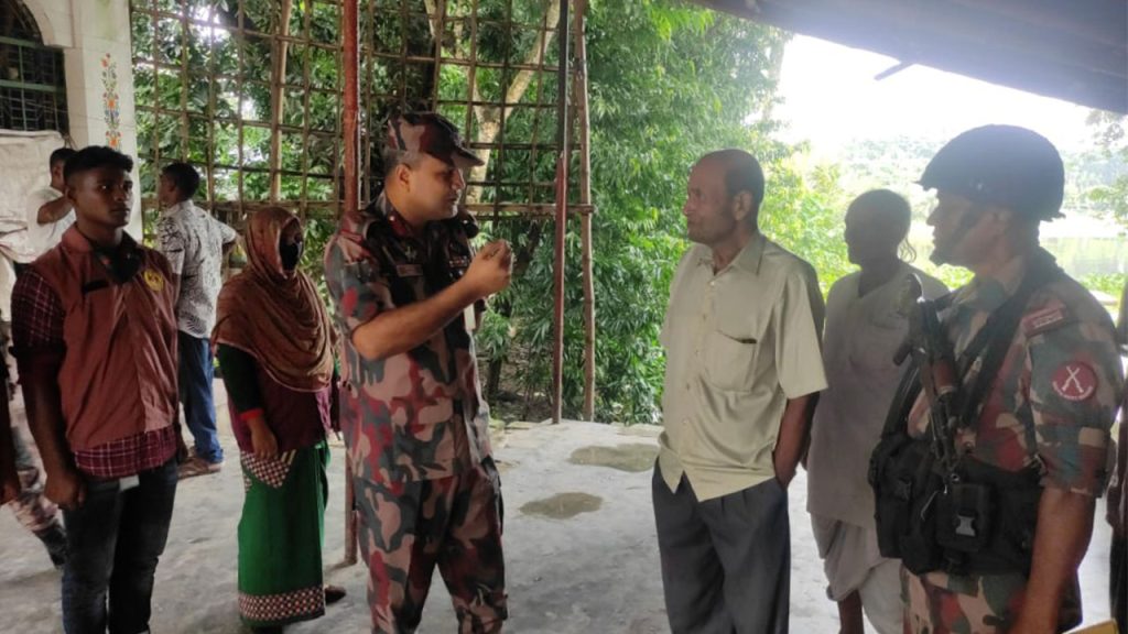 সাতক্ষীরায় সীমান্তবর্তী পূজামণ্ডপ পরিদর্শন করল বিজিবি