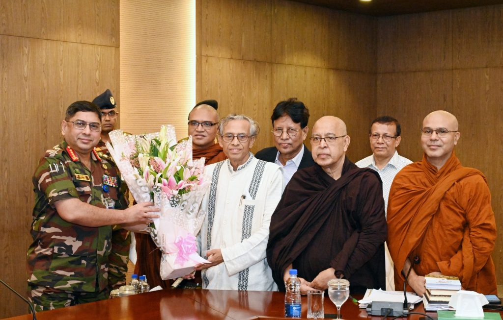 পাহাড়ে নির্বিঘ্নে কঠিন চীবর দান উদযাপনে নিরাপত্তা ও আর্থিক সহায়তার আশ্বাস সেনাপ্রধানের