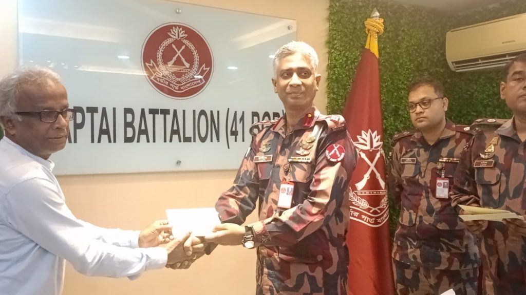 কাপ্তাইয়ে শারদীয় দুর্গোৎসব উপলক্ষে আর্থিক সহায়তা প্রদান করল বিজিবি