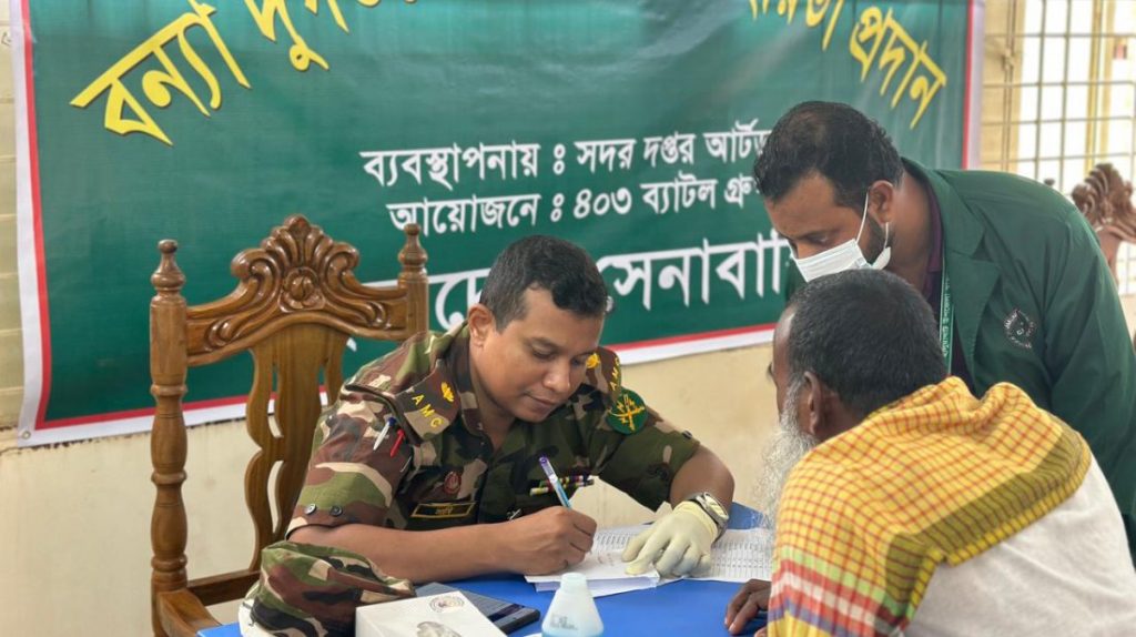 বন্যার্তদের সহায়তায় সেনাবাহিনীর জরুরি স্বাস্থ্যসেবা ও ত্রাণ বিতরণ