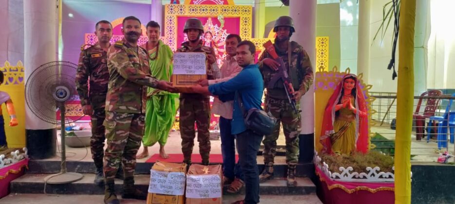 বান্দরবানের থানচিতে পূজা মন্ডপ পরিদর্শন ও শুভেচ্ছা উপহার বিতরণ করল সেনাবাহিনী