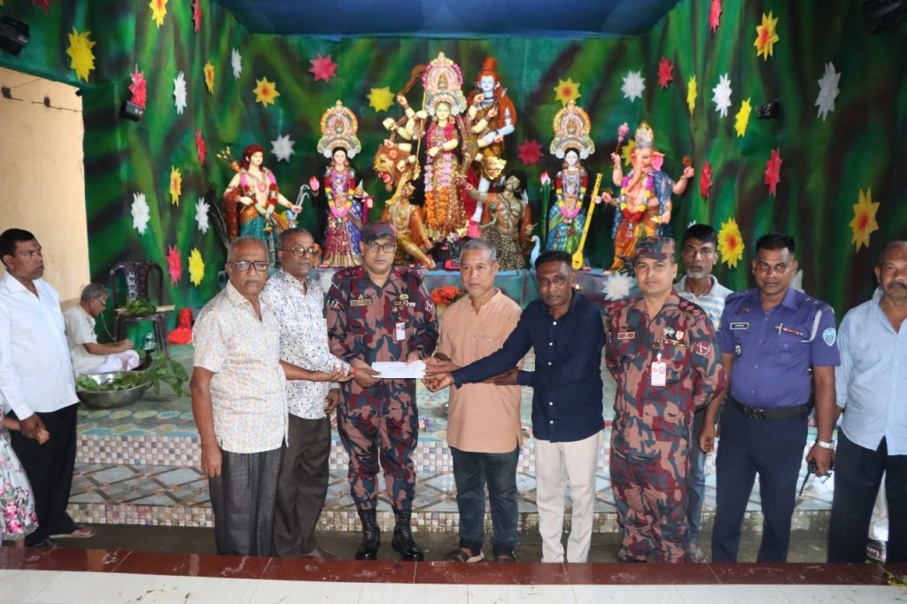 রামগড় ও ফটিকছড়ির ১০টি পূজামন্ডপ পরিদর্শন শেষে আর্থিক সহায়তা প্রদান করল বিজিবি