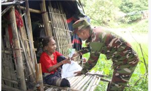 মহালছড়ির দুর্গম পাহাড়ে হিন্দু ধর্মাবলম্বীদের বাড়িতে দূর্গাপূজার শুভেচ্ছা উপহার পৌঁছে দিল সেনাবাহিনী