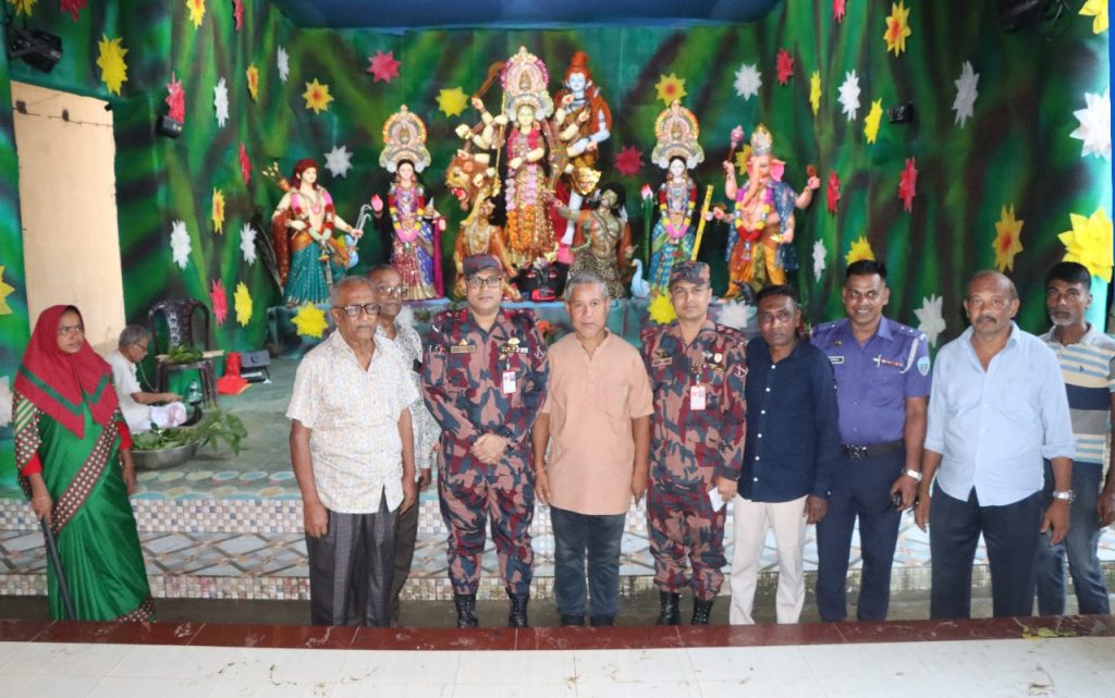 দূর্গা পূজা উপলক্ষে বিভিন্ন মন্ডপে নিরাপত্তা প্রদান করছে ৪৩ বিজিবি