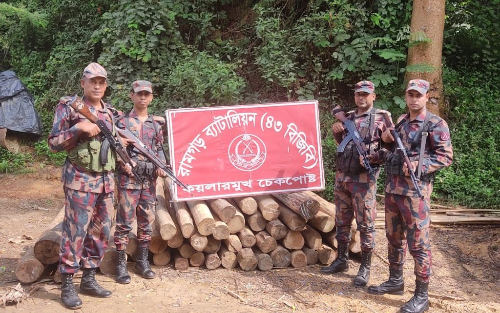 চট্টগ্রামের ভূজপুর থেকে ৩৪.৯৩ ঘনফুট গোল কাঠ জব্দ করল বিজিবির রামগড় ব্যাটালিয়ন