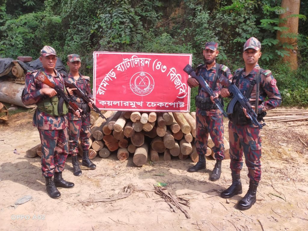 চট্টগ্রাম সীমান্তে ৪৩ বিজিবির অভিযানে ৫১.৮৭ ঘনফুট বিভিন্ন প্রকার গোল কাঠ জব্দ