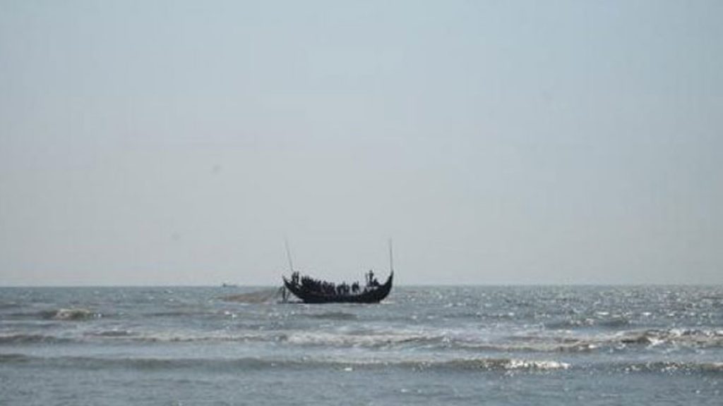 মিয়ানমার থেকে বাংলাদেশি মাছ ধরার ট্রলারে গুলি, নিহত ১