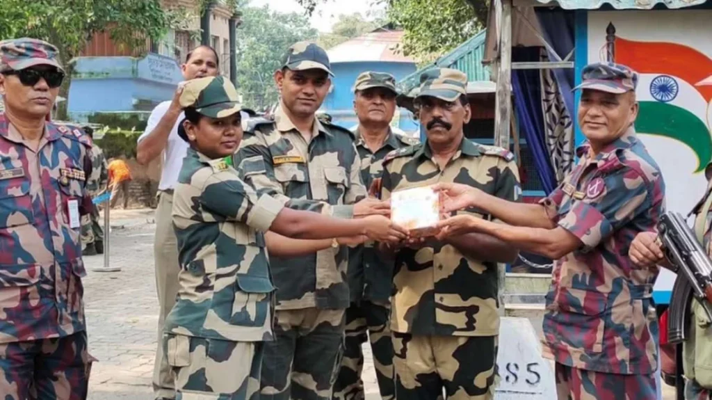 দুর্গাপূজা উপলক্ষে হিলি সীমান্তে মিষ্টি দিয়ে শুভেচ্ছা বিএসএফকে