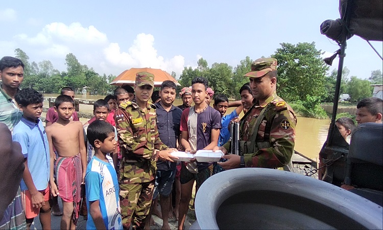 শেরপুরে বন্যার্তদের মাঝে সেনাবাহিনীর রান্না করা খাবার বিতরণ