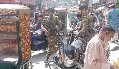 নারায়ণগঞ্জের আড়াইহাজারে যানজট নিরসনে সেনাবাহিনীর অভিযান