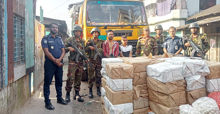 চাঁদা দাবি করে না পেয়ে ব্যবসায়ীর মালামাল লুট, সেনাবাহিনীর হাতে আটক ২