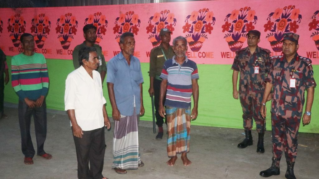 সীমান্তের পূজামণ্ডপগুলোতে নিরাপত্তায় নিয়োজিত বিজিবি