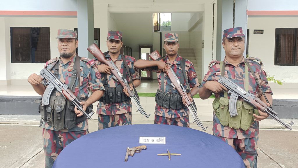 সাতক্ষীরা তলুইগাছা সীমান্তে বিজিবির অভিযানে অস্ত্র-গুলি উদ্ধার