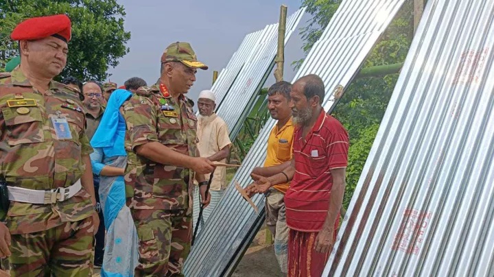 কুমিল্লায় বন্যাদুর্গতদের মাঝে টিন ও নগদ অর্থ বিতরণ করল সেনাবাহিনী
