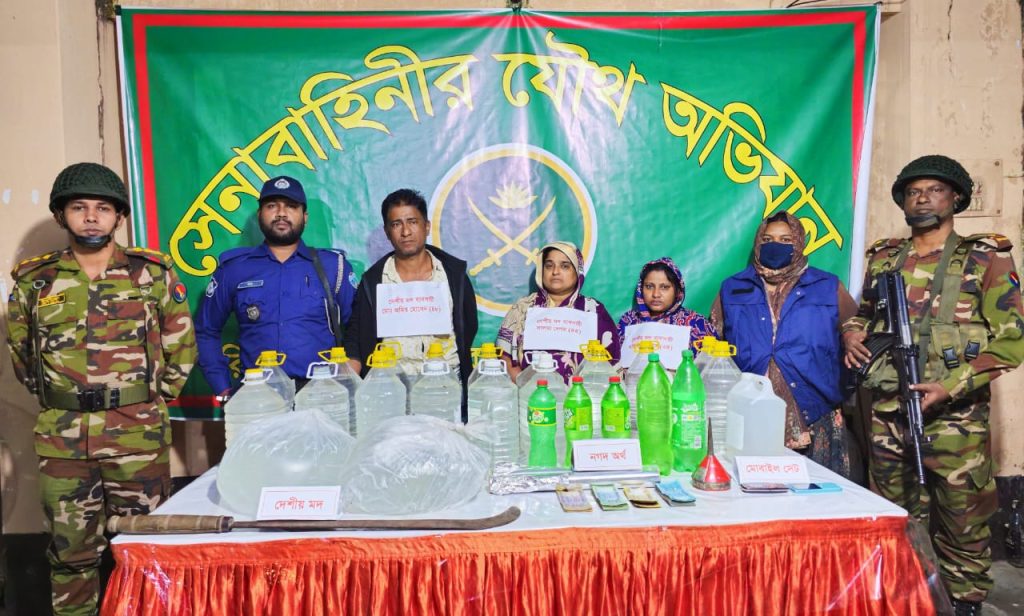 আনোয়ারায় যৌথবাহিনির অভিযানে তিনজন আটক, মদ, টাকা ও দেশীয় অস্ত্র উদ্ধার