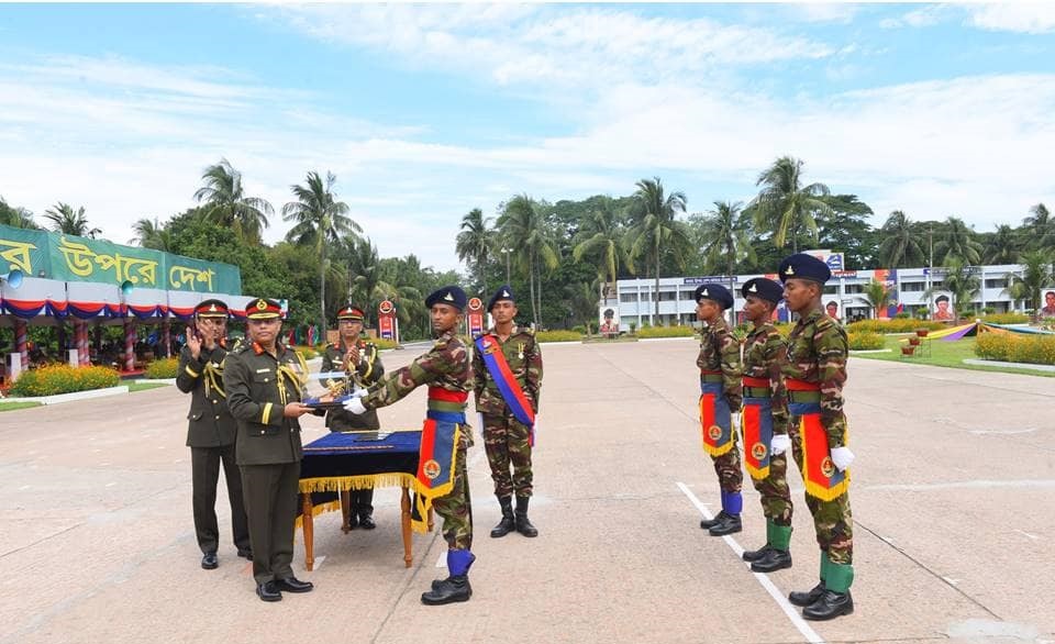 বাংলাদেশ সেনাবাহিনীর আর্টিলারি রেজিমেন্ট কোরের রিক্রুট ব্যাচের সেনাবাহিনী প্রধান কুচকাওয়াজ অনুষ্ঠিত