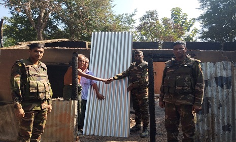 রাঙামাটিতে অগ্নিকান্ডে ক্ষতিগ্রস্ত পাইসাউ মারমার পাশে দাঁড়াল সেনাবাহিনী