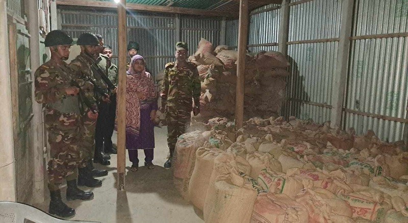 সিরাজগঞ্জে প্রধান শিক্ষকের বাড়িতে সেনাবাহিনীর অভিযান, ১৮৩ বস্তা সরকারি চাল জব্দ