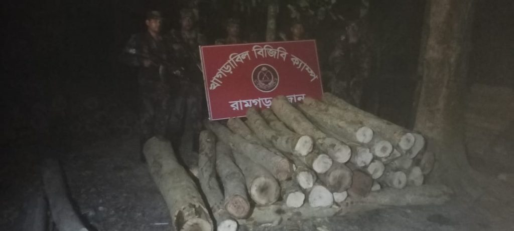খাগড়াছড়ির রামগড়ে অভিযান পরিচালনা অবৈধভাবে পাচারকালে ৫৬.৮১ ঘনফুট বিভিন্ন প্রকার কাঠ জব্দ করেছে বিজিবির রামগড় ব্যাটালিয়ন।