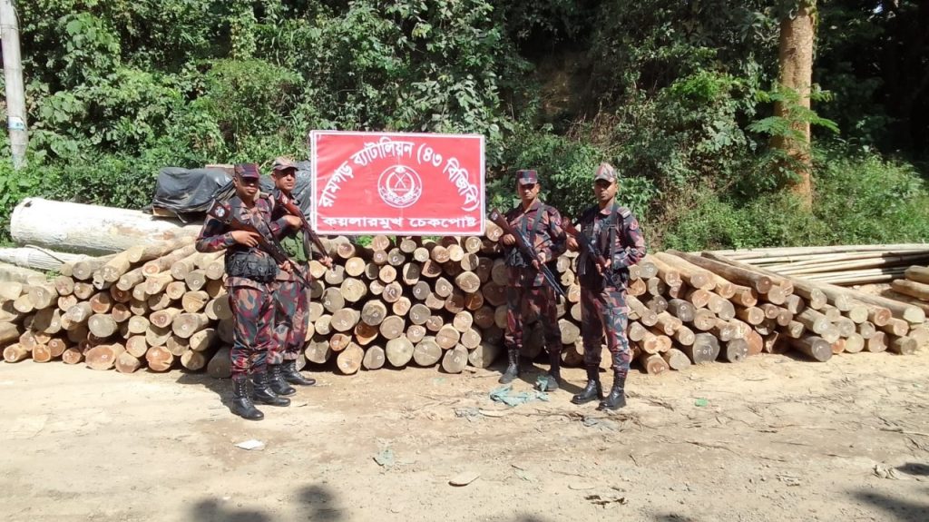 চট্টগ্রামে পাচারকালে বিজিবির অভিযানে বিপুল পরিমান কাঠ জব্দ