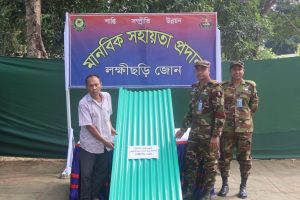লক্ষ্মীছড়িতে বিভিন্ন প্রতিষ্ঠান ও অসহায় পরিবারের মাঝে সেনাবাহিনীর মানবিক সহায়তা