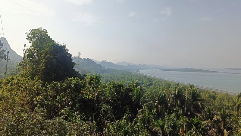 সীমান্তের ওপারে গোলাগুলির বিকট শব্দে রাতভর অস্থির ছিলো টেকনাফ