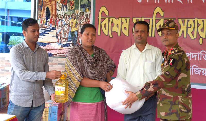 রাঙামাটিতে অসহায় ও দুঃস্থদের মাঝে সেনা রিজিয়নের মানবিক সহায়তা