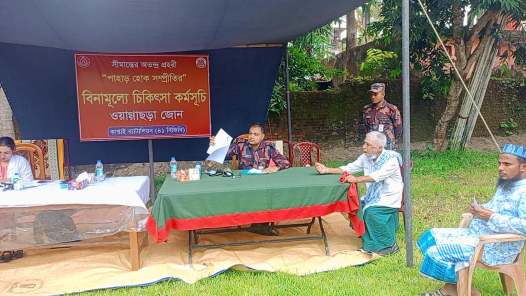 পার্বত্য চুক্তির ২৭ বছর: কাপ্তাইয়ে সাড়ে ৩শ মানুষকে বিনামূল্যে চিকিৎসা দিল বিজিবি