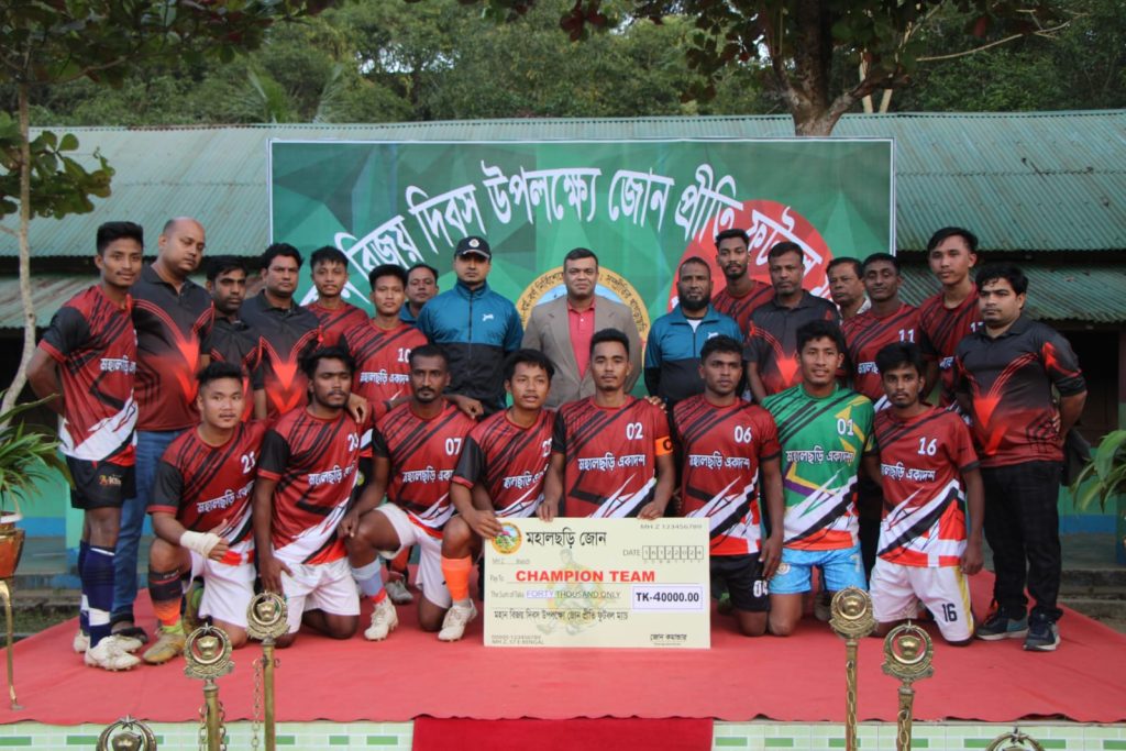 বিজয় দিবস উপলক্ষে মহালছড়িতে প্রীতি ফুটবল ম্যাচ আয়োজন করল সেনাবাহিনী