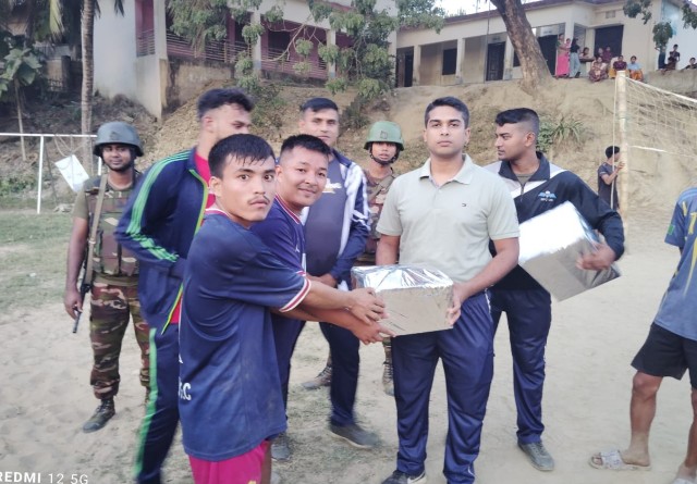 বান্দরবানের পাহাড়ি এলাকায় সেনাবাহিনী কর্তৃক ক্রীড়া সামগ্রী বিতরণ