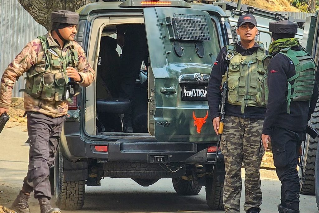 জম্মু-কাশ্মীরে নিরাপত্তা বাহিনীর সাথে ‘বন্দুকযুদ্ধে’ নিহত পাঁচ, আহত দুই