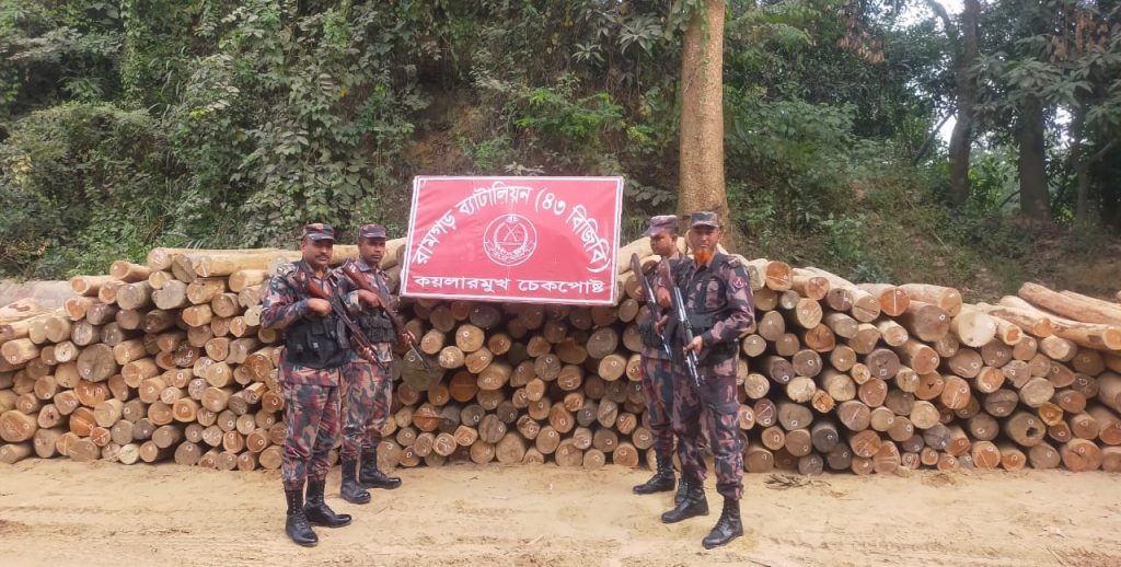 অবৈধভাবে পাচারকালে চট্টগ্রামে বিপুল পরিমান কাঠ জব্দ করল বিজিবির রামগড় জোন